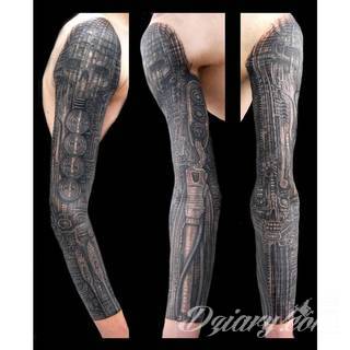 Niesamowite w swojej formie tatuaże-rękawy zajmują cała powierzchnię ramiona i przedramiona. Tworzą jednolitą zdobiącą ciało całość. Taki graficzny rękaw na skórze to tatuaż szczególnie ciekawy w przypadku aktywnych, silnych mężczyzn. 