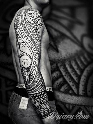 Niesamowite w swojej formie tatuaże-rękawy zajmują cała powierzchnię ramiona i przedramiona. Tworzą jednolitą zdobiącą ciało całość. Taki graficzny rękaw na skórze to tatuaż szczególnie ciekawy w przypadku aktywnych, silnych mężczyzn. 