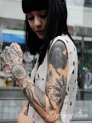 Niesamowite w swojej formie tatuaże-rękawy zajmują cała powierzchnię ramiona i przedramiona. Tworzą jednolitą zdobiącą ciało całość. Taki graficzny rękaw na skórze to tatuaż szczególnie ciekawy w przypadku aktywnych, silnych mężczyzn. 