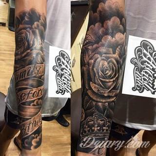 Niesamowite w swojej formie tatuaże-rękawy zajmują cała powierzchnię ramiona i przedramiona. Tworzą jednolitą zdobiącą ciało całość. Taki graficzny rękaw na skórze to tatuaż szczególnie ciekawy w przypadku aktywnych, silnych mężczyzn. 