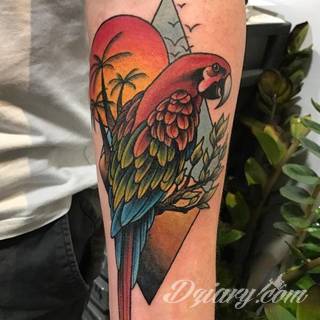 Niesamowite w swojej formie tatuaże-rękawy zajmują cała powierzchnię ramiona i przedramiona. Tworzą jednolitą zdobiącą ciało całość. Taki graficzny rękaw na skórze to tatuaż szczególnie ciekawy w przypadku aktywnych, silnych mężczyzn. 