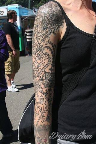 Niesamowite w swojej formie tatuaże-rękawy zajmują cała powierzchnię ramiona i przedramiona. Tworzą jednolitą zdobiącą ciało całość. Taki graficzny rękaw na skórze to tatuaż szczególnie ciekawy w przypadku aktywnych, silnych mężczyzn. 