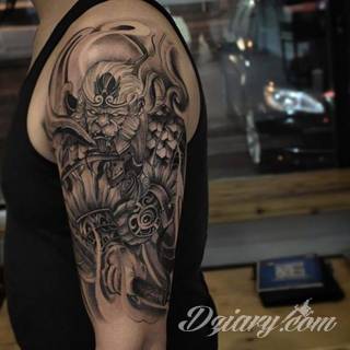 Niesamowite w swojej formie tatuaże-rękawy zajmują cała powierzchnię ramiona i przedramiona. Tworzą jednolitą zdobiącą ciało całość. Taki graficzny rękaw na skórze to tatuaż szczególnie ciekawy w przypadku aktywnych, silnych mężczyzn. 