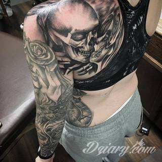 Niesamowite w swojej formie tatuaże-rękawy zajmują cała powierzchnię ramiona i przedramiona. Tworzą jednolitą zdobiącą ciało całość. Taki graficzny rękaw na skórze to tatuaż szczególnie ciekawy w przypadku aktywnych, silnych mężczyzn. 