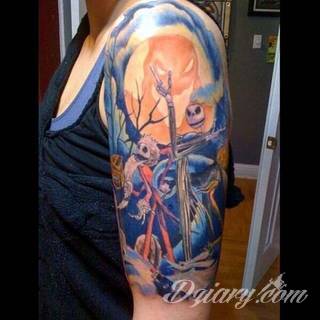 Niesamowite w swojej formie tatuaże-rękawy zajmują cała powierzchnię ramiona i przedramiona. Tworzą jednolitą zdobiącą ciało całość. Taki graficzny rękaw na skórze to tatuaż szczególnie ciekawy w przypadku aktywnych, silnych mężczyzn. 