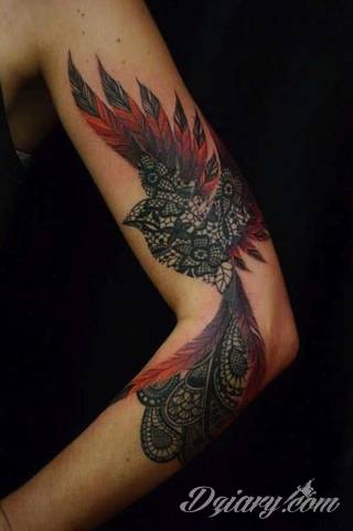 Niesamowite w swojej formie tatuaże-rękawy zajmują cała powierzchnię ramiona i przedramiona. Tworzą jednolitą zdobiącą ciało całość. Taki graficzny rękaw na skórze to tatuaż szczególnie ciekawy w przypadku aktywnych, silnych mężczyzn. 