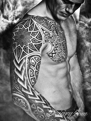 Niesamowite w swojej formie tatuaże-rękawy zajmują cała powierzchnię ramiona i przedramiona. Tworzą jednolitą zdobiącą ciało całość. Taki graficzny rękaw na skórze to tatuaż szczególnie ciekawy w przypadku aktywnych, silnych mężczyzn. 