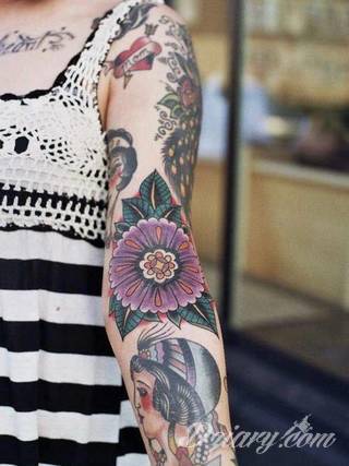 Niesamowite w swojej formie tatuaże-rękawy zajmują cała powierzchnię ramiona i przedramiona. Tworzą jednolitą zdobiącą ciało całość. Taki graficzny rękaw na skórze to tatuaż szczególnie ciekawy w przypadku aktywnych, silnych mężczyzn. 