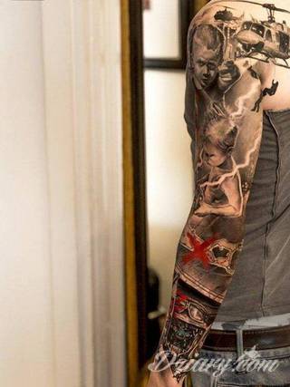 Niesamowite w swojej formie tatuaże-rękawy zajmują cała powierzchnię ramiona i przedramiona. Tworzą jednolitą zdobiącą ciało całość. Taki graficzny rękaw na skórze to tatuaż szczególnie ciekawy w przypadku aktywnych, silnych mężczyzn. 