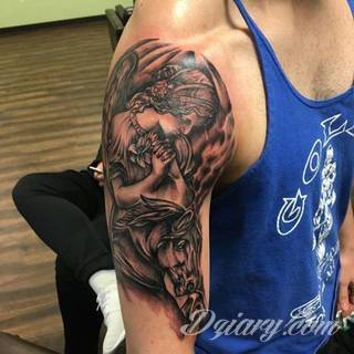 Niesamowite w swojej formie tatuaże-rękawy zajmują cała powierzchnię ramiona i przedramiona. Tworzą jednolitą zdobiącą ciało całość. Taki graficzny rękaw na skórze to tatuaż szczególnie ciekawy w przypadku aktywnych, silnych mężczyzn. 