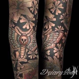 Niesamowite w swojej formie tatuaże-rękawy zajmują cała powierzchnię ramiona i przedramiona. Tworzą jednolitą zdobiącą ciało całość. Taki graficzny rękaw na skórze to tatuaż szczególnie ciekawy w przypadku aktywnych, silnych mężczyzn. 