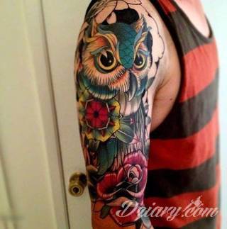 Niesamowite w swojej formie tatuaże-rękawy zajmują cała powierzchnię ramiona i przedramiona. Tworzą jednolitą zdobiącą ciało całość. Taki graficzny rękaw na skórze to tatuaż szczególnie ciekawy w przypadku aktywnych, silnych mężczyzn. 