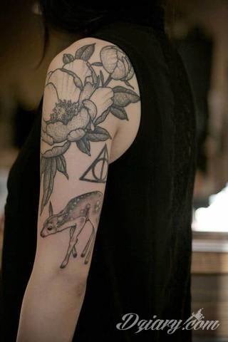 Niesamowite w swojej formie tatuaże-rękawy zajmują cała powierzchnię ramiona i przedramiona. Tworzą jednolitą zdobiącą ciało całość. Taki graficzny rękaw na skórze to tatuaż szczególnie ciekawy w przypadku aktywnych, silnych mężczyzn. 