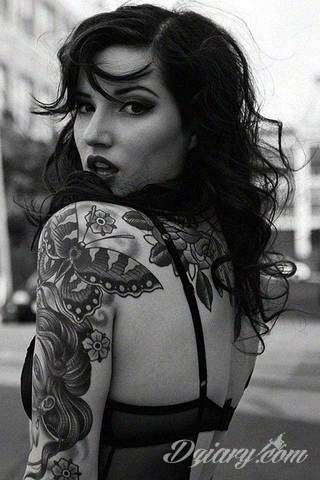 Niesamowite w swojej formie tatuaże-rękawy zajmują cała powierzchnię ramiona i przedramiona. Tworzą jednolitą zdobiącą ciało całość. Taki graficzny rękaw na skórze to tatuaż szczególnie ciekawy w przypadku aktywnych, silnych mężczyzn. 