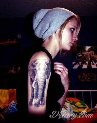 Niesamowite w swojej formie tatuaże-rękawy zajmują cała powierzchnię ramiona i przedramiona. Tworzą jednolitą zdobiącą ciało całość. Taki graficzny rękaw na skórze to tatuaż szczególnie ciekawy w przypadku aktywnych, silnych mężczyzn. 