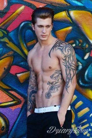 Niesamowite w swojej formie tatuaże-rękawy zajmują cała powierzchnię ramiona i przedramiona. Tworzą jednolitą zdobiącą ciało całość. Taki graficzny rękaw na skórze to tatuaż szczególnie ciekawy w przypadku aktywnych, silnych mężczyzn. 