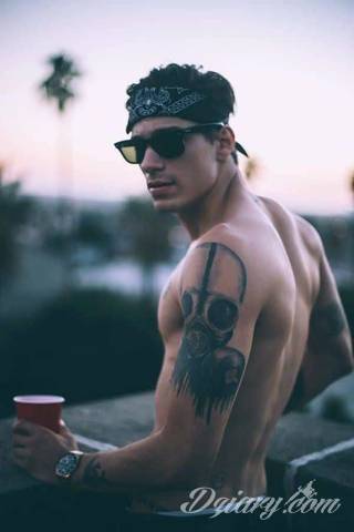 Niesamowite w swojej formie tatuaże-rękawy zajmują cała powierzchnię ramiona i przedramiona. Tworzą jednolitą zdobiącą ciało całość. Taki graficzny rękaw na skórze to tatuaż szczególnie ciekawy w przypadku aktywnych, silnych mężczyzn. 