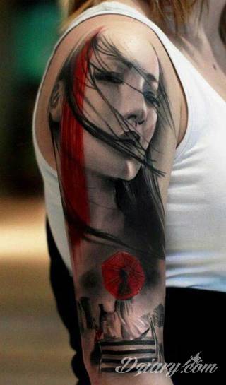 Niesamowite w swojej formie tatuaże-rękawy zajmują cała powierzchnię ramiona i przedramiona. Tworzą jednolitą zdobiącą ciało całość. Taki graficzny rękaw na skórze to tatuaż szczególnie ciekawy w przypadku aktywnych, silnych mężczyzn. 