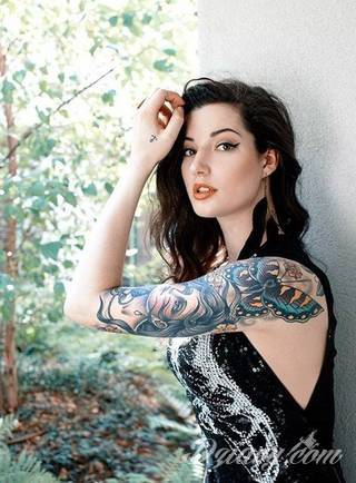 Niesamowite w swojej formie tatuaże-rękawy zajmują cała powierzchnię ramiona i przedramiona. Tworzą jednolitą zdobiącą ciało całość. Taki graficzny rękaw na skórze to tatuaż szczególnie ciekawy w przypadku aktywnych, silnych mężczyzn. 