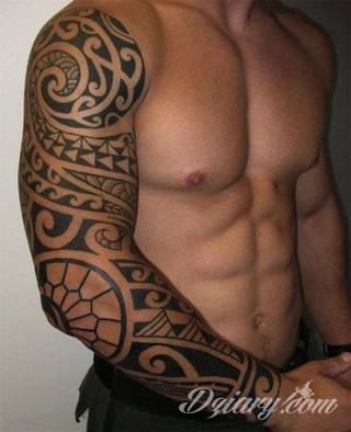 Niesamowite w swojej formie tatuaże-rękawy zajmują cała powierzchnię ramiona i przedramiona. Tworzą jednolitą zdobiącą ciało całość. Taki graficzny rękaw na skórze to tatuaż szczególnie ciekawy w przypadku aktywnych, silnych mężczyzn. 