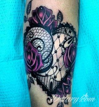 Niesamowite w swojej formie tatuaże-rękawy zajmują cała powierzchnię ramiona i przedramiona. Tworzą jednolitą zdobiącą ciało całość. Taki graficzny rękaw na skórze to tatuaż szczególnie ciekawy w przypadku aktywnych, silnych mężczyzn. 