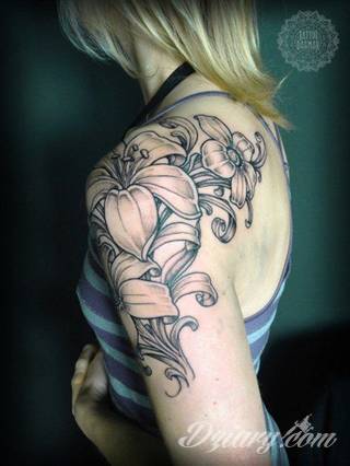 Niesamowite w swojej formie tatuaże-rękawy zajmują cała powierzchnię ramiona i przedramiona. Tworzą jednolitą zdobiącą ciało całość. Taki graficzny rękaw na skórze to tatuaż szczególnie ciekawy w przypadku aktywnych, silnych mężczyzn. 