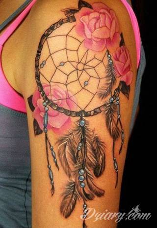 Niesamowite w swojej formie tatuaże-rękawy zajmują cała powierzchnię ramiona i przedramiona. Tworzą jednolitą zdobiącą ciało całość. Taki graficzny rękaw na skórze to tatuaż szczególnie ciekawy w przypadku aktywnych, silnych mężczyzn. 