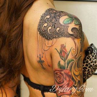 Niesamowite w swojej formie tatuaże-rękawy zajmują cała powierzchnię ramiona i przedramiona. Tworzą jednolitą zdobiącą ciało całość. Taki graficzny rękaw na skórze to tatuaż szczególnie ciekawy w przypadku aktywnych, silnych mężczyzn. 