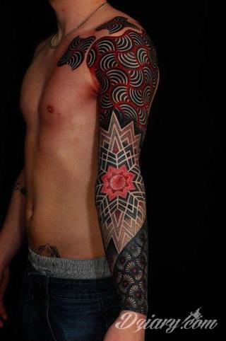 Niesamowite w swojej formie tatuaże-rękawy zajmują cała powierzchnię ramiona i przedramiona. Tworzą jednolitą zdobiącą ciało całość. Taki graficzny rękaw na skórze to tatuaż szczególnie ciekawy w przypadku aktywnych, silnych mężczyzn. 