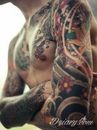 Niesamowite w swojej formie tatuaże-rękawy zajmują cała powierzchnię ramiona i przedramiona. Tworzą jednolitą zdobiącą ciało całość. Taki graficzny rękaw na skórze to tatuaż szczególnie ciekawy w przypadku aktywnych, silnych mężczyzn. 