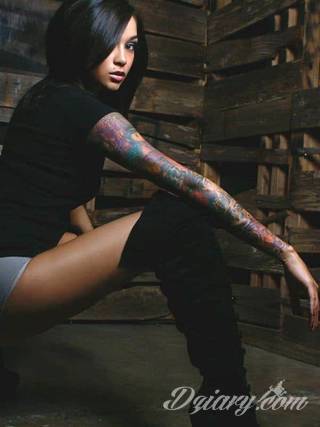 Niesamowite w swojej formie tatuaże-rękawy zajmują cała powierzchnię ramiona i przedramiona. Tworzą jednolitą zdobiącą ciało całość. Taki graficzny rękaw na skórze to tatuaż szczególnie ciekawy w przypadku aktywnych, silnych mężczyzn. 