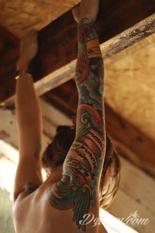 Niesamowite w swojej formie tatuaże-rękawy zajmują cała powierzchnię ramiona i przedramiona. Tworzą jednolitą zdobiącą ciało całość. Taki graficzny rękaw na skórze to tatuaż szczególnie ciekawy w przypadku aktywnych, silnych mężczyzn. 