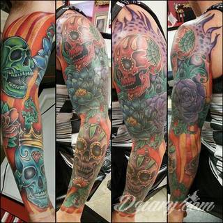 Niesamowite w swojej formie tatuaże-rękawy zajmują cała powierzchnię ramiona i przedramiona. Tworzą jednolitą zdobiącą ciało całość. Taki graficzny rękaw na skórze to tatuaż szczególnie ciekawy w przypadku aktywnych, silnych mężczyzn. 