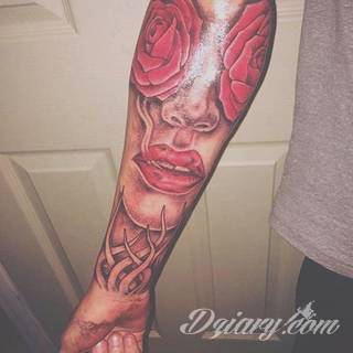 Niesamowite w swojej formie tatuaże-rękawy zajmują cała powierzchnię ramiona i przedramiona. Tworzą jednolitą zdobiącą ciało całość. Taki graficzny rękaw na skórze to tatuaż szczególnie ciekawy w przypadku aktywnych, silnych mężczyzn. 