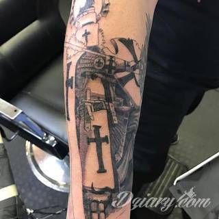 Niesamowite w swojej formie tatuaże-rękawy zajmują cała powierzchnię ramiona i przedramiona. Tworzą jednolitą zdobiącą ciało całość. Taki graficzny rękaw na skórze to tatuaż szczególnie ciekawy w przypadku aktywnych, silnych mężczyzn. 