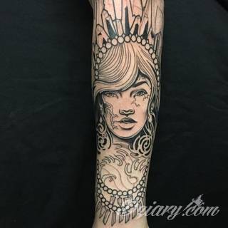 Niesamowite w swojej formie tatuaże-rękawy zajmują cała powierzchnię ramiona i przedramiona. Tworzą jednolitą zdobiącą ciało całość. Taki graficzny rękaw na skórze to tatuaż szczególnie ciekawy w przypadku aktywnych, silnych mężczyzn. 