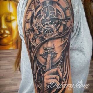 Niesamowite w swojej formie tatuaże-rękawy zajmują cała powierzchnię ramiona i przedramiona. Tworzą jednolitą zdobiącą ciało całość. Taki graficzny rękaw na skórze to tatuaż szczególnie ciekawy w przypadku aktywnych, silnych mężczyzn. 