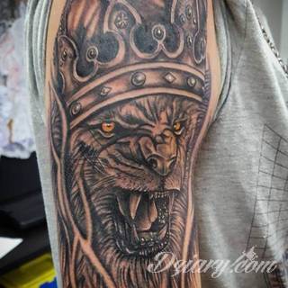 Niesamowite w swojej formie tatuaże-rękawy zajmują cała powierzchnię ramiona i przedramiona. Tworzą jednolitą zdobiącą ciało całość. Taki graficzny rękaw na skórze to tatuaż szczególnie ciekawy w przypadku aktywnych, silnych mężczyzn. 