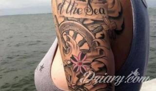 Niesamowite w swojej formie tatuaże-rękawy zajmują cała powierzchnię ramiona i przedramiona. Tworzą jednolitą zdobiącą ciało całość. Taki graficzny rękaw na skórze to tatuaż szczególnie ciekawy w przypadku aktywnych, silnych mężczyzn. 