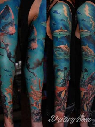 Niesamowite w swojej formie tatuaże-rękawy zajmują cała powierzchnię ramiona i przedramiona. Tworzą jednolitą zdobiącą ciało całość. Taki graficzny rękaw na skórze to tatuaż szczególnie ciekawy w przypadku aktywnych, silnych mężczyzn. 