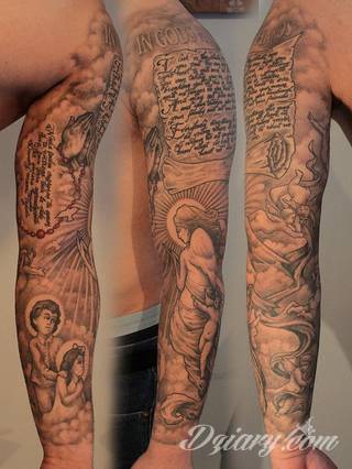 Niesamowite w swojej formie tatuaże-rękawy zajmują cała powierzchnię ramiona i przedramiona. Tworzą jednolitą zdobiącą ciało całość. Taki graficzny rękaw na skórze to tatuaż szczególnie ciekawy w przypadku aktywnych, silnych mężczyzn. 