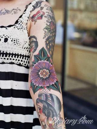 Niesamowite w swojej formie tatuaże-rękawy zajmują cała powierzchnię ramiona i przedramiona. Tworzą jednolitą zdobiącą ciało całość. Taki graficzny rękaw na skórze to tatuaż szczególnie ciekawy w przypadku aktywnych, silnych mężczyzn. 