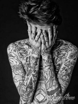 Niesamowite w swojej formie tatuaże-rękawy zajmują cała powierzchnię ramiona i przedramiona. Tworzą jednolitą zdobiącą ciało całość. Taki graficzny rękaw na skórze to tatuaż szczególnie ciekawy w przypadku aktywnych, silnych mężczyzn. 