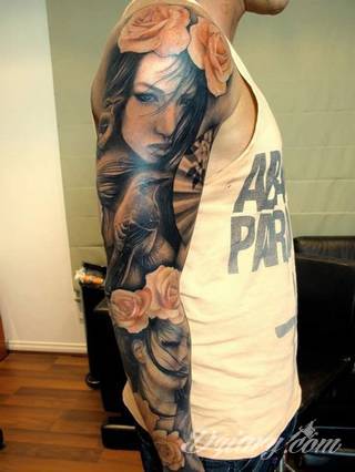 Niesamowite w swojej formie tatuaże-rękawy zajmują cała powierzchnię ramiona i przedramiona. Tworzą jednolitą zdobiącą ciało całość. Taki graficzny rękaw na skórze to tatuaż szczególnie ciekawy w przypadku aktywnych, silnych mężczyzn. 