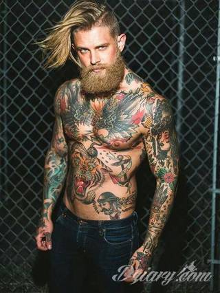 Niesamowite w swojej formie tatuaże-rękawy zajmują cała powierzchnię ramiona i przedramiona. Tworzą jednolitą zdobiącą ciało całość. Taki graficzny rękaw na skórze to tatuaż szczególnie ciekawy w przypadku aktywnych, silnych mężczyzn. 