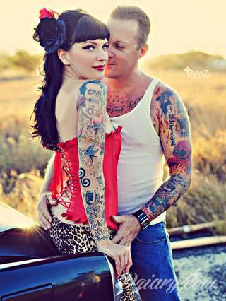 Niesamowite w swojej formie tatuaże-rękawy zajmują cała powierzchnię ramiona i przedramiona. Tworzą jednolitą zdobiącą ciało całość. Taki graficzny rękaw na skórze to tatuaż szczególnie ciekawy w przypadku aktywnych, silnych mężczyzn. 