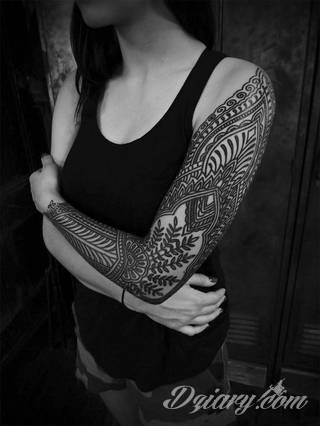 Niesamowite w swojej formie tatuaże-rękawy zajmują cała powierzchnię ramiona i przedramiona. Tworzą jednolitą zdobiącą ciało całość. Taki graficzny rękaw na skórze to tatuaż szczególnie ciekawy w przypadku aktywnych, silnych mężczyzn. 