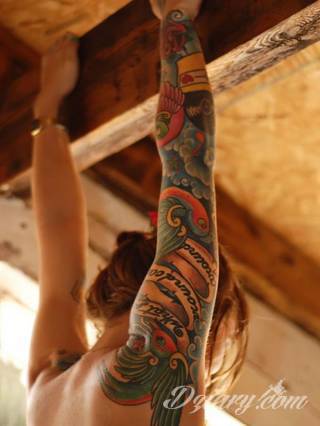 Niesamowite w swojej formie tatuaże-rękawy zajmują cała powierzchnię ramiona i przedramiona. Tworzą jednolitą zdobiącą ciało całość. Taki graficzny rękaw na skórze to tatuaż szczególnie ciekawy w przypadku aktywnych, silnych mężczyzn. 