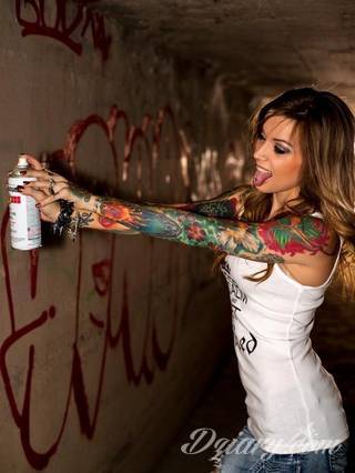 Niesamowite w swojej formie tatuaże-rękawy zajmują cała powierzchnię ramiona i przedramiona. Tworzą jednolitą zdobiącą ciało całość. Taki graficzny rękaw na skórze to tatuaż szczególnie ciekawy w przypadku aktywnych, silnych mężczyzn. 