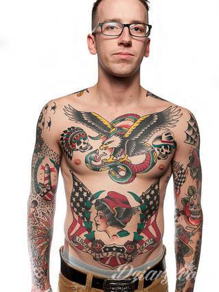 Niesamowite w swojej formie tatuaże-rękawy zajmują cała powierzchnię ramiona i przedramiona. Tworzą jednolitą zdobiącą ciało całość. Taki graficzny rękaw na skórze to tatuaż szczególnie ciekawy w przypadku aktywnych, silnych mężczyzn. 